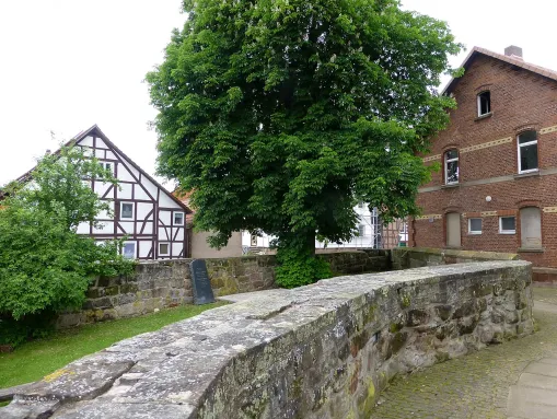 Ummauerter Kirchhof unmittelbar an der Kirche in Sattenhausen