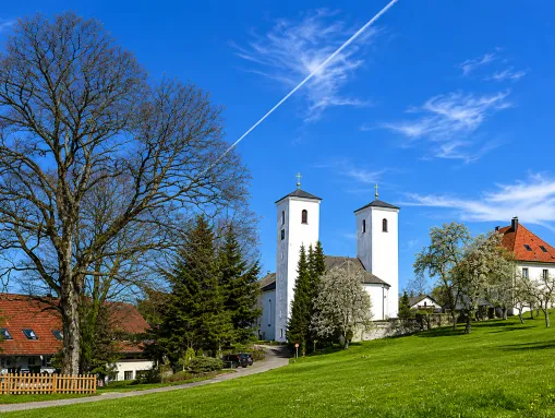 Pfarrkirche St. Zeno mit den weißen Doppeltürmen