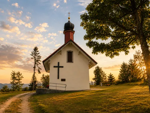 Die Ödlandkapelle auf einer Waldlichtung bei Herrischried im Sonnenuntergang.