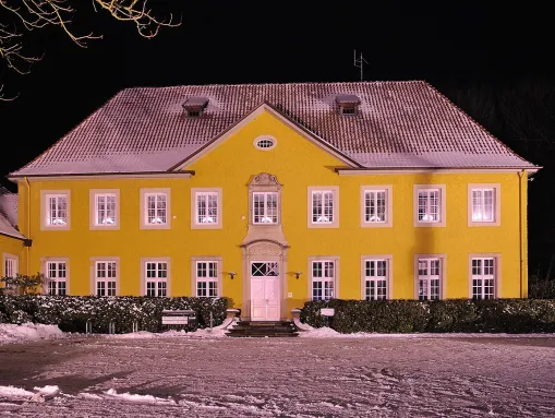 Das Rathaus in Hilter im Winter.