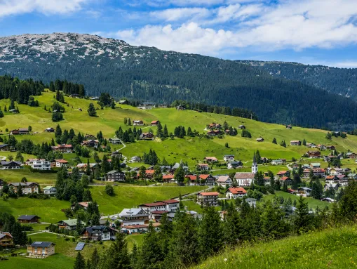 Hirschegg - im Hintergrund das Gottesackerplateau