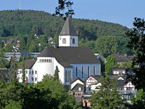 Kall von Nordosten mit St. Nikolauskirche