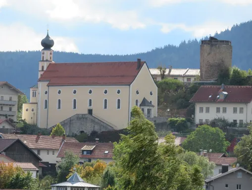 Kath. Pfarrkirche Heilige Dreifaltigkeit, im Hintergrund die Burgruine
