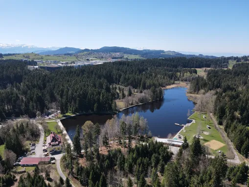 Der Waldsee in Lindenberg im Allgäu, Deutschlands höchstgelegener Moorbadewaldsee