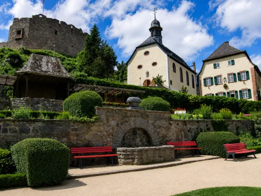 Die Kath. Kirche St. Peter und Paul unterhalb der alten Burgmauern der Burg Lindenfels