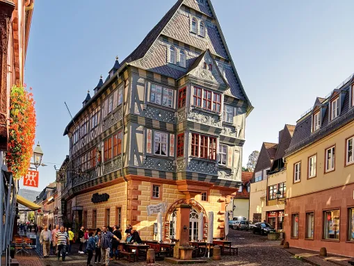 Das weltberühmte Gasthaus "Zum Riesen", ein Fachwerkhaus aus dem Jahr 1590