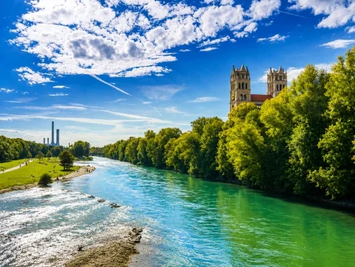 Die Isar mit Blick auf die Kath. Kirche St. Maximilian
