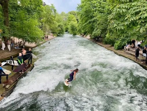 Die berühmte Eisbachwelle am Rande des Englischen Gartens