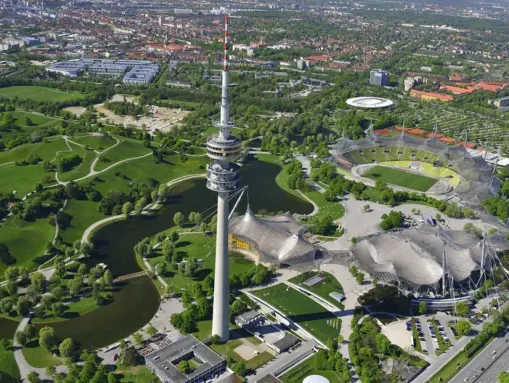 Olympiapark mit Olympiaturm, rechts Olympiastadion und Olympiahalle  