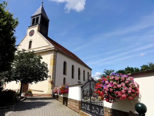 Kirche Saint-Pantaléon in Munchhausen, erbaut 1840 -  daneben der historische Friedhof