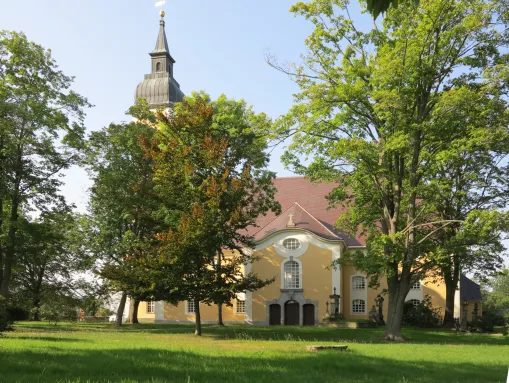 Die Rückseite der Kirche in Neukirch/Lausitz