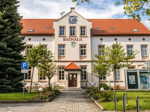 Das historische Rathaus im Ortskern von Neukirch/Lausitz