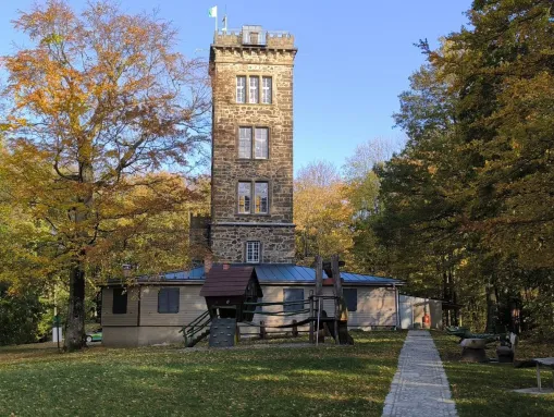 Die Bergbaude auf dem Valtenberg mit dem historischen König-Johann-Turm