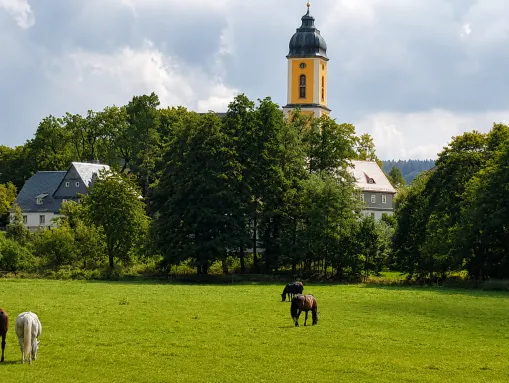 Das historische Herzstück des Ortes: Die barocke Pfarrkirche in Neukirch