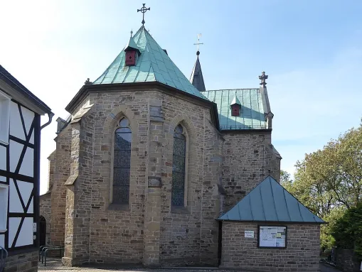 Die dreischiffige neugotische Kirche St. Georg 