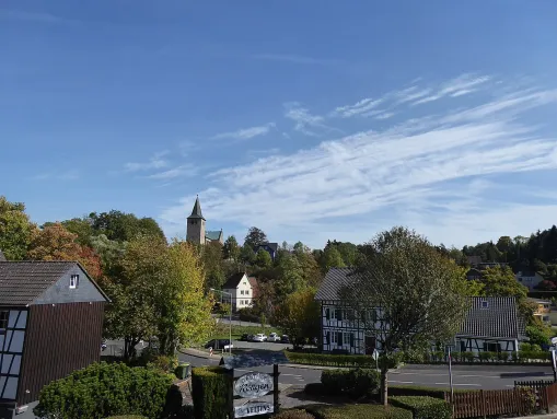 Seelscheid, hinten die Kath. Pfarrkirche St. Georg 