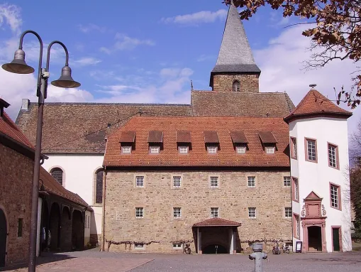 Ortsteil Mußbach: Teil des Herrenhofes, dahinter die Alte Johanneskirche