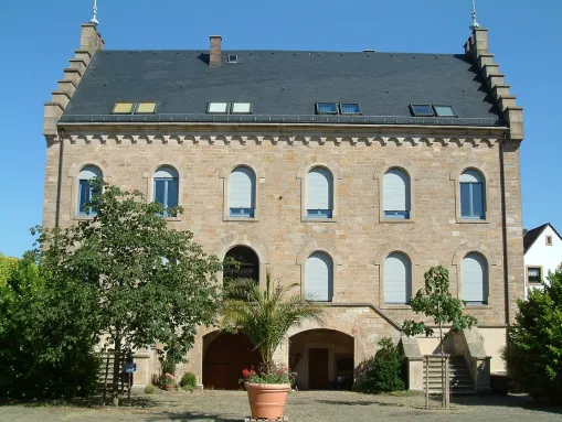 Weißes Haus in Mußbach (Ortsteil von Neustadt)