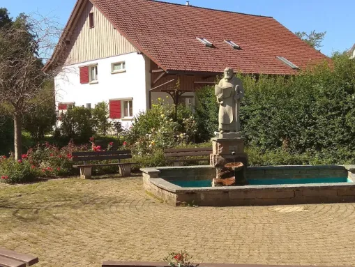 Notker-Brunnen auf dem Dorfplatz in Nöggenschwiel