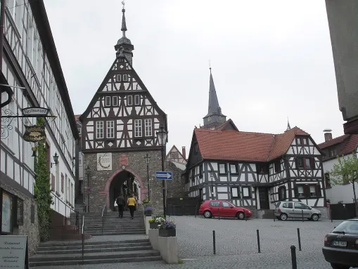 Blick vom Marktplatz Oberursel auf altes Rathaus und St. Ursula