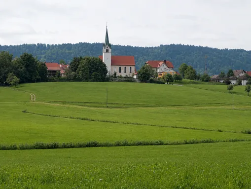 Die Pfarrkirche St. Nikolaus prägt das Ortsbild