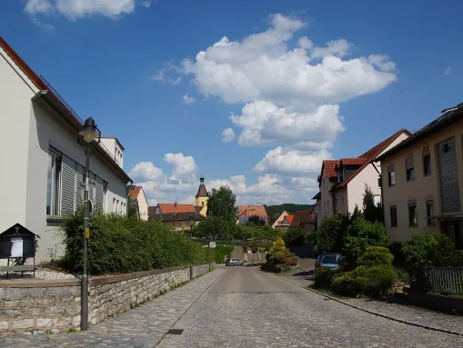 Blick durch die Pfarrgasse im Pleinfelder Ortsteil Walting