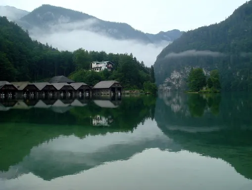 Der Bootshafen von Schönau am Königssee am späten Abend