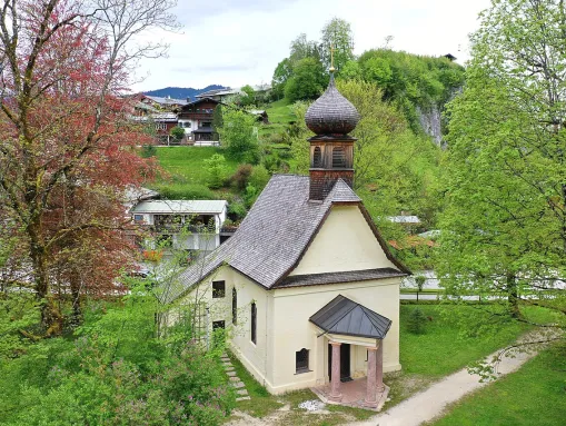 Hubertuskapelle (im Hintergrund rechts der Hanauer Stein)