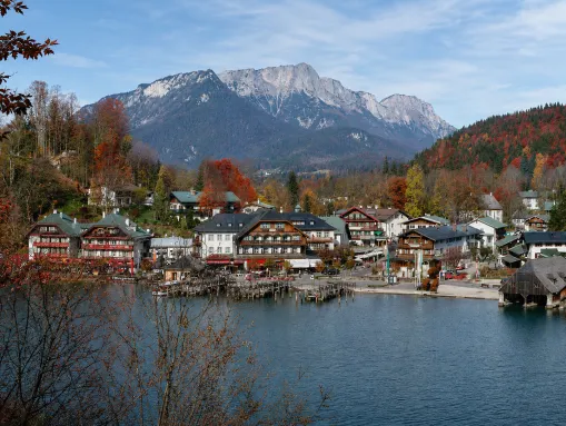 Blick über den Gemeindeteil Königssee mit der Seelände und den Bootshäusern