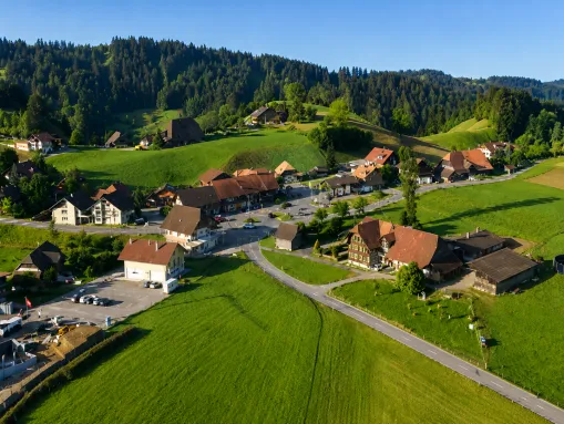Blick auf den Dorfplatz in Schwarzenegg