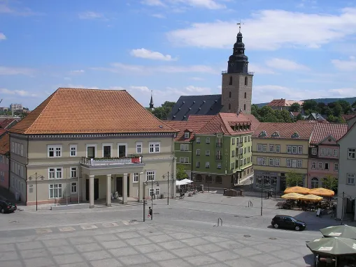 Marktplatz mit Rathaus und Trinitatiskirche