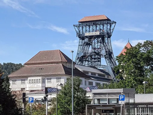 Petersenschacht vom Bahnhofsvorplatz
