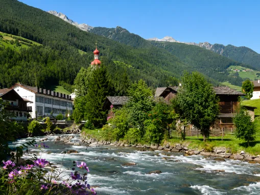 St. Johann im Ahrntal mit Bachlauf