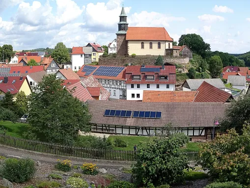 Ortsteil Birkenfelde mit der St.-Leonard-Kirche