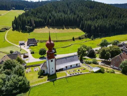 Pfarrkirche Allerheiligen im Ortsteil Urach aus dem 14. Jhd.   