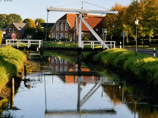 Kanal und Klappbrücke in Westgroßefehn