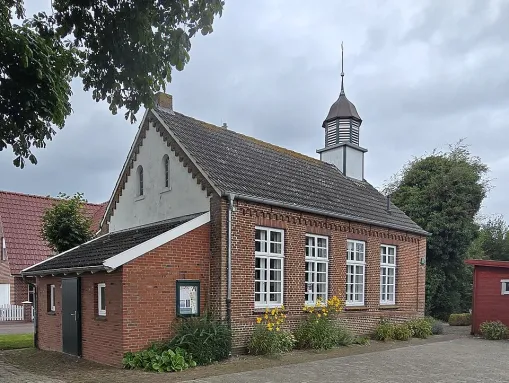 Ehemalige Dorfschule von 1833 in Westgroßefehn, heute das Webmuseum „De Weevstuuv“