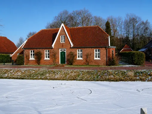 Typisch ostfriesisches Kapitänshaus am Kanal in Westgroßefehn