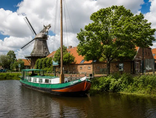 Historische Windmühle in Westgroßefehn mit dem charakteristischen Torfschiff (der sogenannten „Tjalk“)