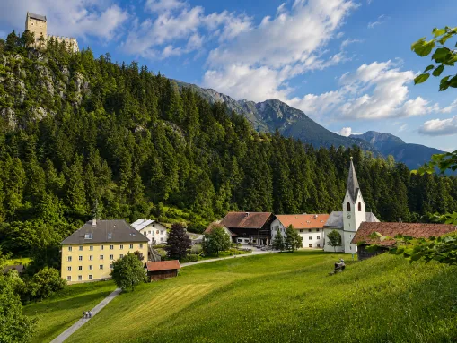 Wallfahrtskirche Mariahilf - links oben die Kronburg
