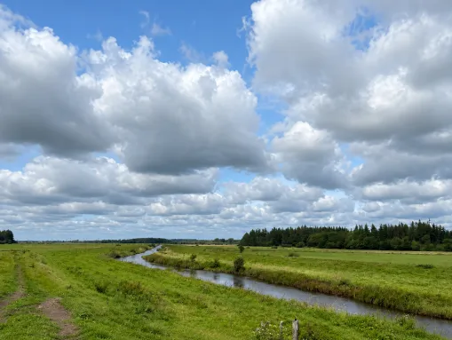 Wunderschön gelegener Abschnitt der Bredstedter Au (Wasserlauf bei Breklum)