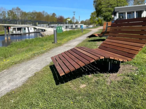 Neu aufgestellte Bänke direkt auf dem „Dobben“ in Bad Bederkesa