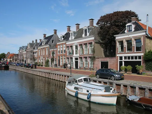 Noordijs, malerischer Kanal in der historischen Altstadt von Harlingen