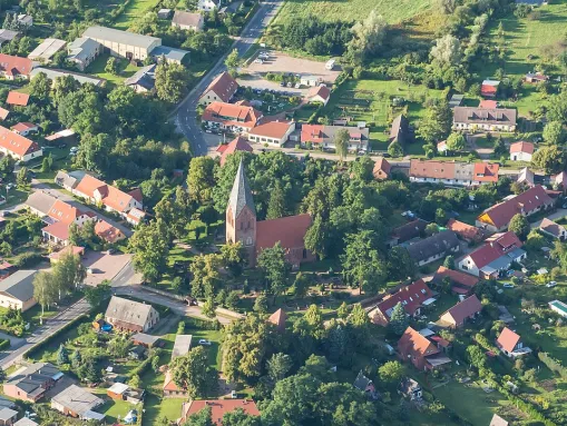 Blick von oben auf Jabel mit der Dorfkirche