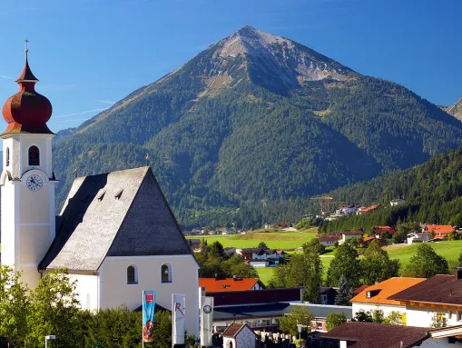 Ortskern mit Pfarrkirche Richtung Seekarspitze