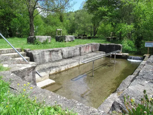 Idyllischer Platz vor einem Kneipp-Tretbecken