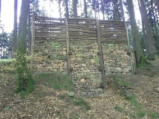 Rekonstruktion des keltischen Ringwalls bei Alteburg