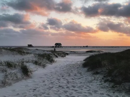 Die hölzernen Pfahlbauten am Strand von St. Peter-Ording. Einzigartig an der Nordseeküste.