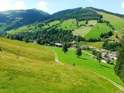 Blick von der Schattberg-Seilbahn auf Saalbach