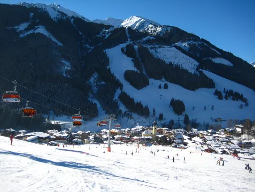 Der Ortskern von Saalbach am Fuße des Schattbergs
